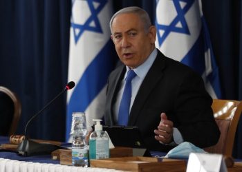 Netanyahu said to threaten Gantz with new elections in tiff over budget