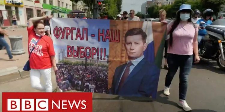 Russians take to streets to demand release of local governor – BBC News