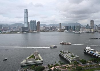 Asian markets fall after Wall Street retreats on economic worries