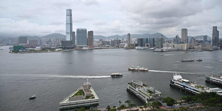 Asian markets fall after Wall Street retreats on economic worries