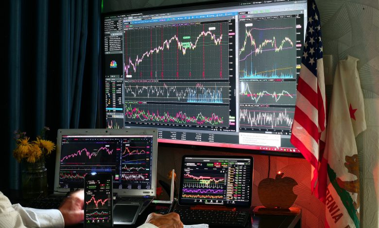 Photo of Investors Avoid Risk Despite Record S&P 500 Rise